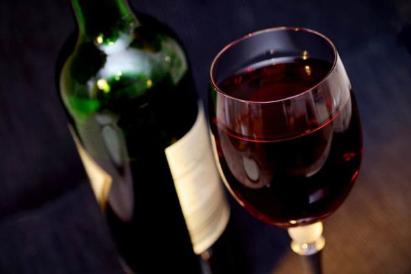Uma garrafa de vinho serve quantas taças?