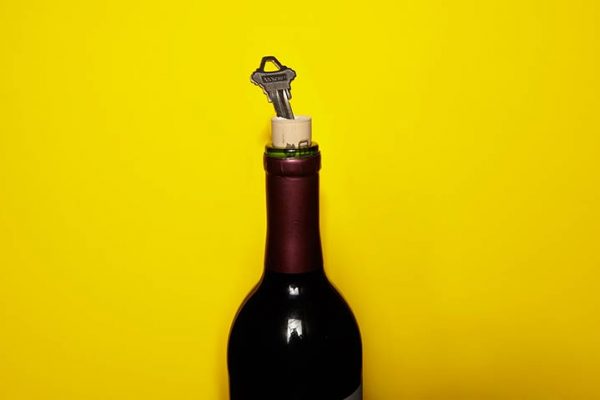 Como abrir vinho usando uma chave