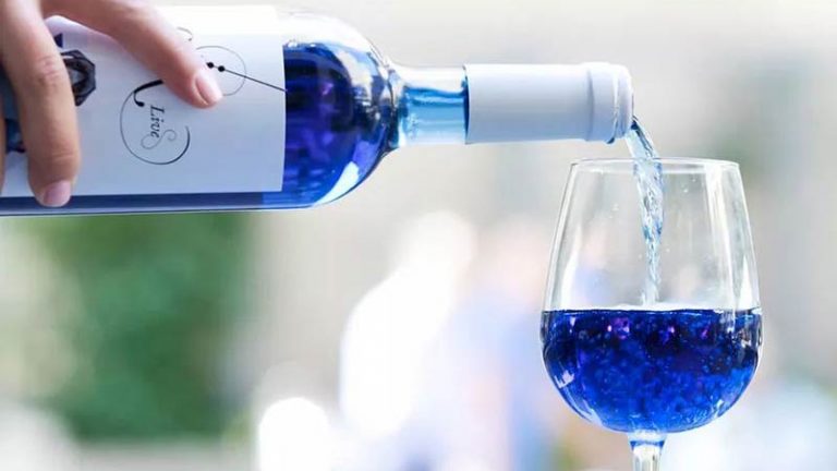Vinho Azul: Vinícola lança uma versão natural (sem corante e sem açúcar)