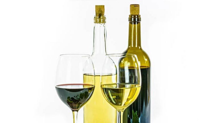 Qual a diferença entre garrafas verdes e transparentes de vinho?