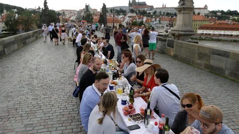 Praga celebra fim da quarentena com um mega jantar público e muito vinho