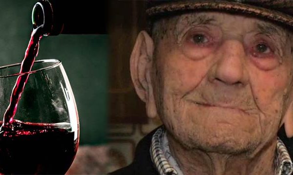 Homem mais velho do mundo tomava vinho todos os dias e dizia que esse era o segredo!