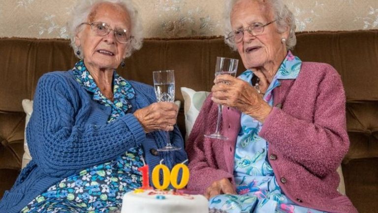 Gêmeas de 100 anos revelam segredo da longevidade: “Tomar Vinho Sempre!”