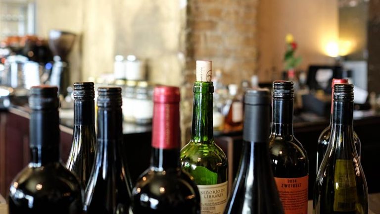 Estudos afirmam que as garrafas de vinho não precisam ser guardadas na horizontal!