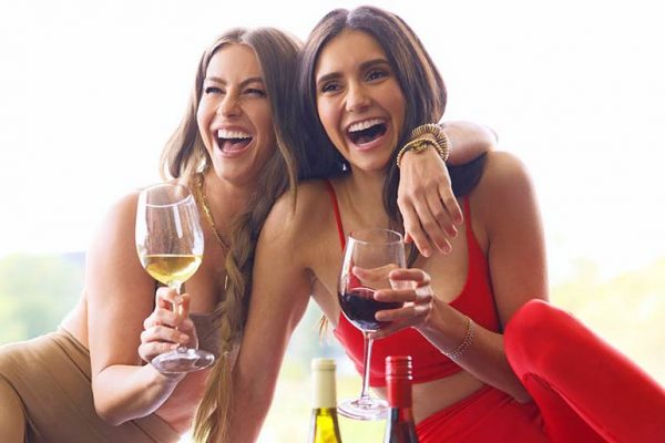 Nina Dobrev e Julianne Hough lançam marca de vinhos