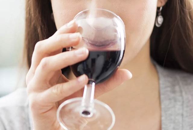 Como evitar que o vinho manche os dentes