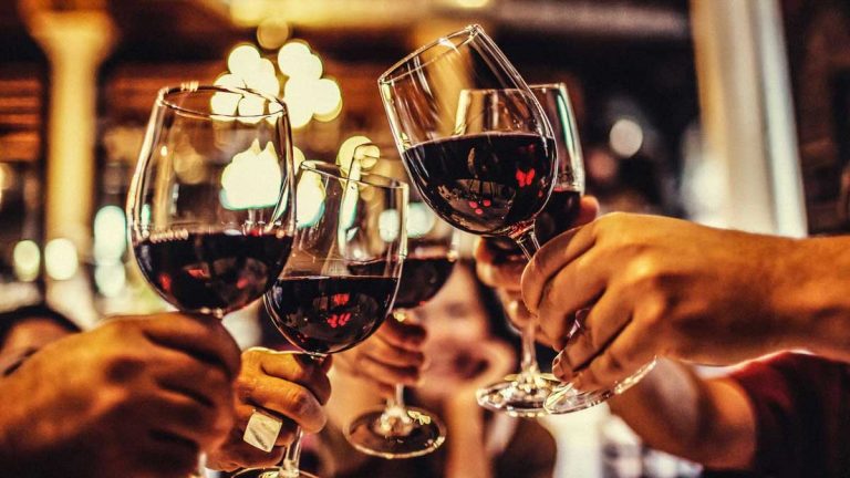 Apenas duas taças de vinho podem exceder a ingestão diária de açúcar por adultos