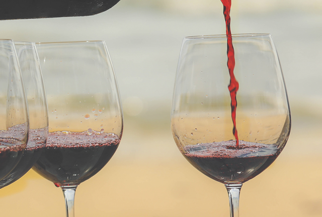 COMO TOMAR VINHO TINTO NO VERÃO