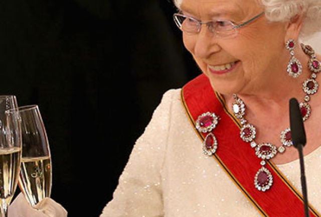 RAINHA ELIZABETH LANÇA SEU ESPUMANTE