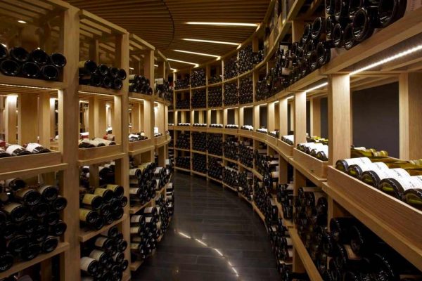Casal é preso acusado de roubar 9 milhões em vinhos raros