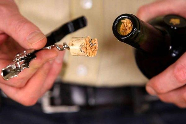 Como remover a rolha quebrada da garrafa de vinho